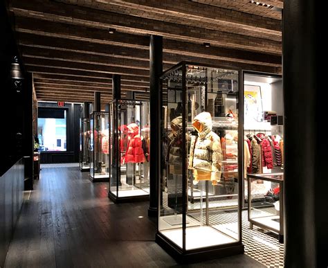 Luxury Shopping Hamburg (18 Stores): Moncler, 